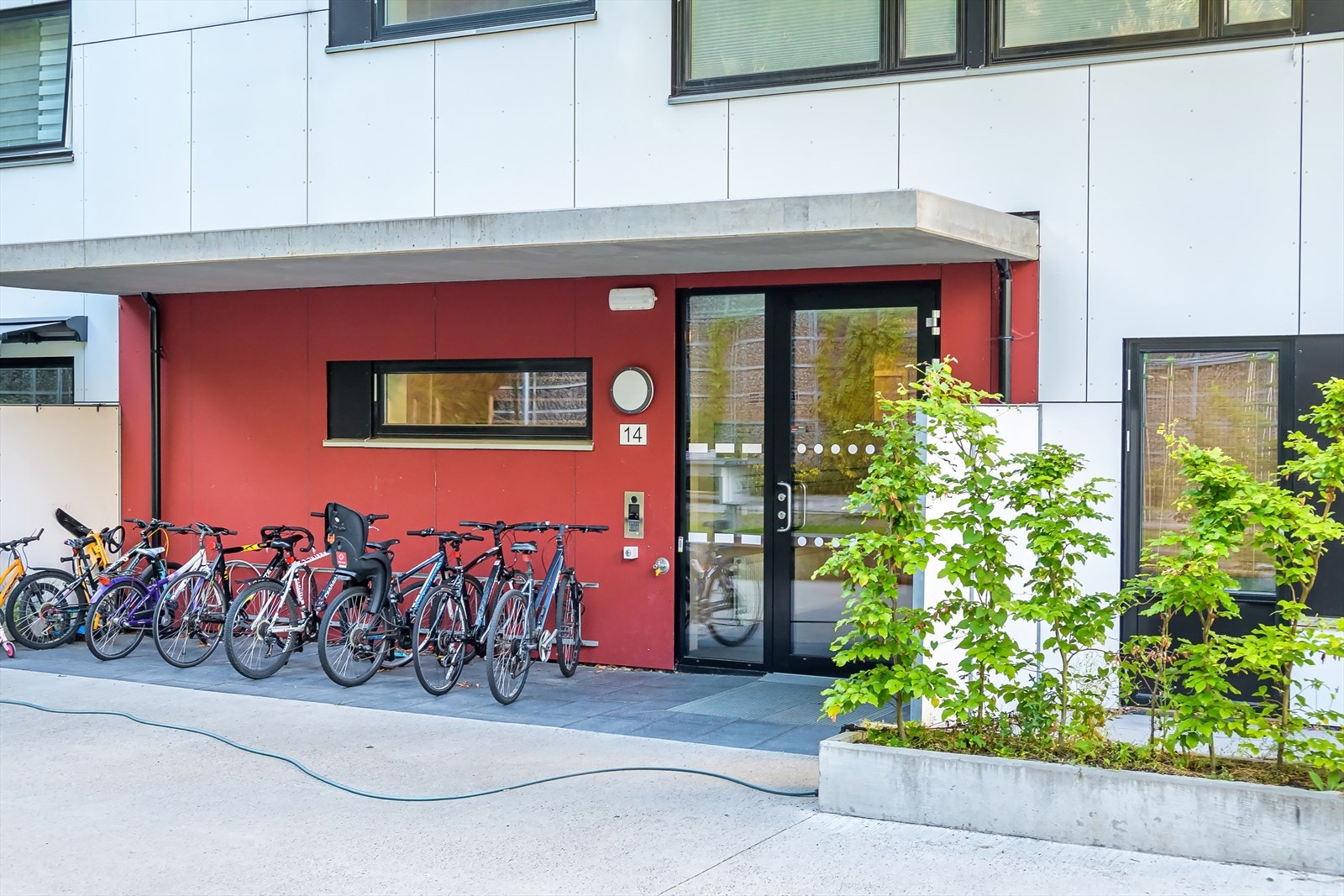 Rett utenfor inngangen har du mulighet til å parkere sykkelen din, og det tar bare rundt 10 minutter å sykle til sentrum. Galleribilde