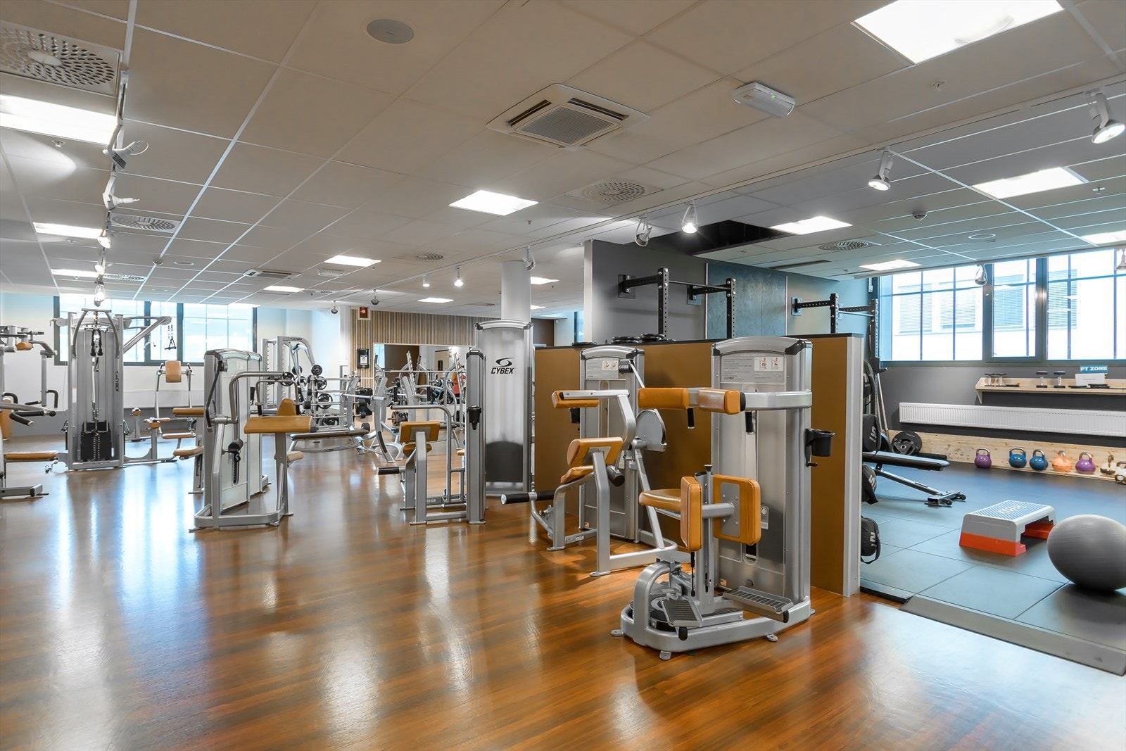 Det meste av det du trenger i hverdagen er på plass i Kværnerbyen. Her kan du kjøpe dagligvarer på Kiwi eller Nærbutikken, gå til frisøren, neglesalongen, trene på treningssenter og handle på apoteket. Galleribilde