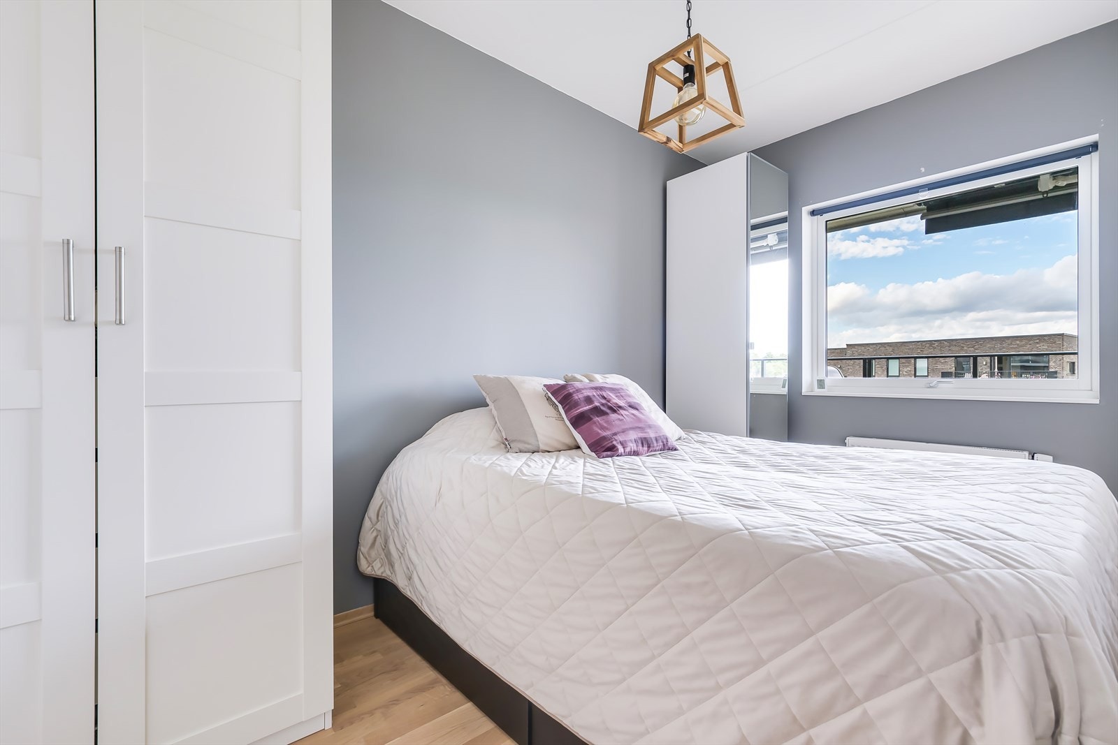 Soverommet er romslig og rolig, med god plass til dobbeltseng, nattbord og garderobeskap. Galleribilde