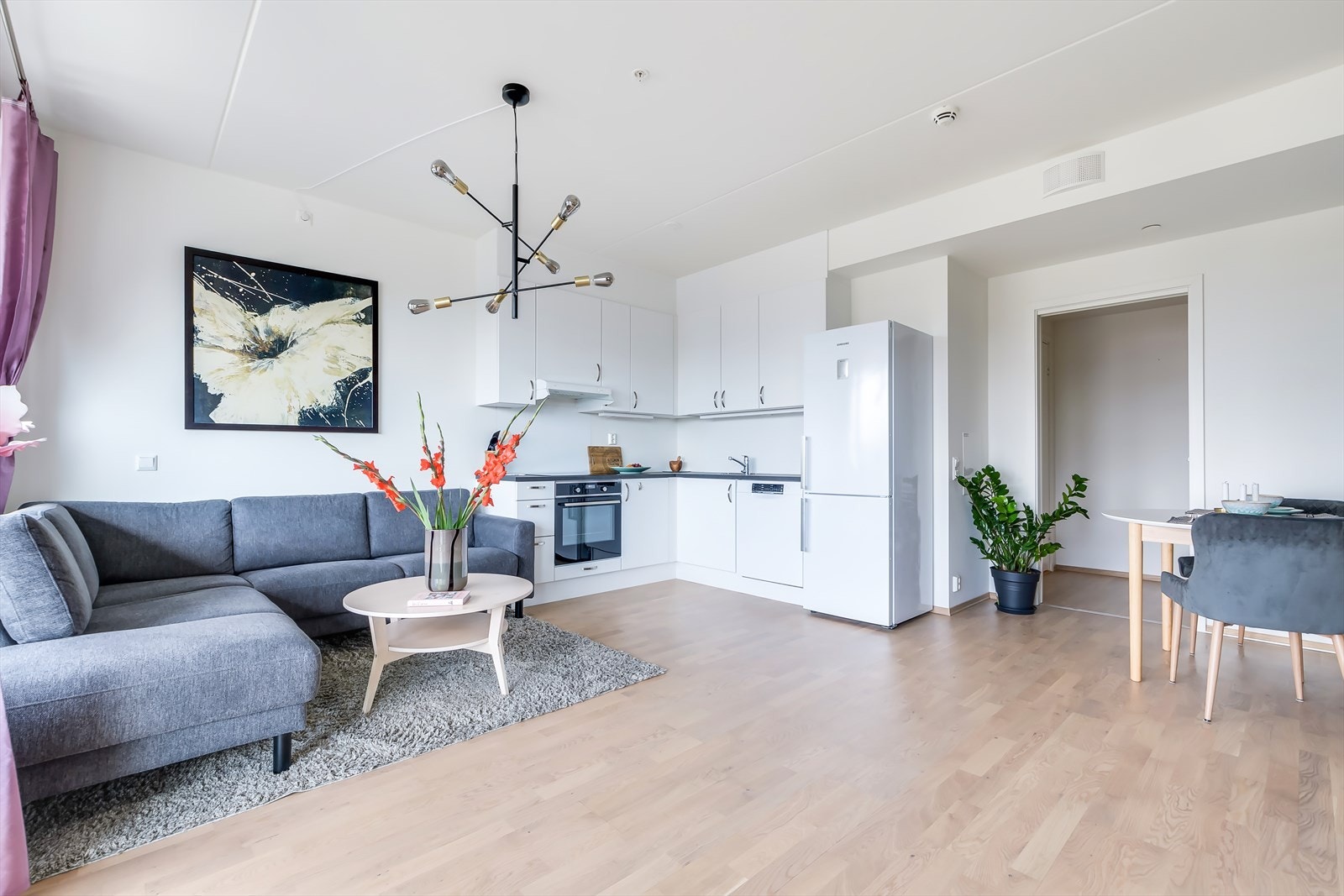 Den åpne løsningen i stuen gir en luftig følelse og bidrar til en sosial planløsning til kjøkkenet. Galleribilde