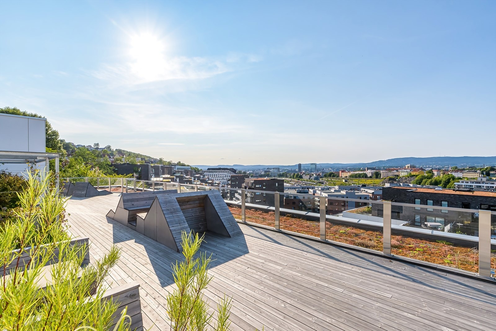 Beboerne av Kværnertoppen borettslag har tilgang til tre flott takterrasser med panoramautsikt over Oslo. Galleribilde