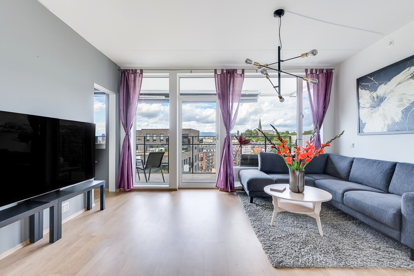 Stuen er enkel å møblere, og det er god plass til både sofagruppe og spisebord, samt tv-seksjon. Galleribilde