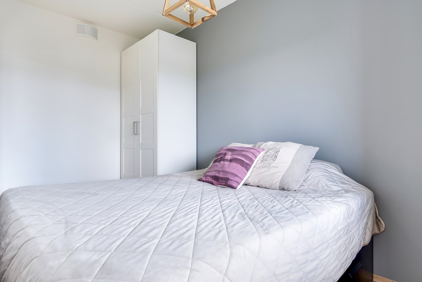 Det er gode oppbevaringsmuligheter i to garderobeskap. Galleribilde