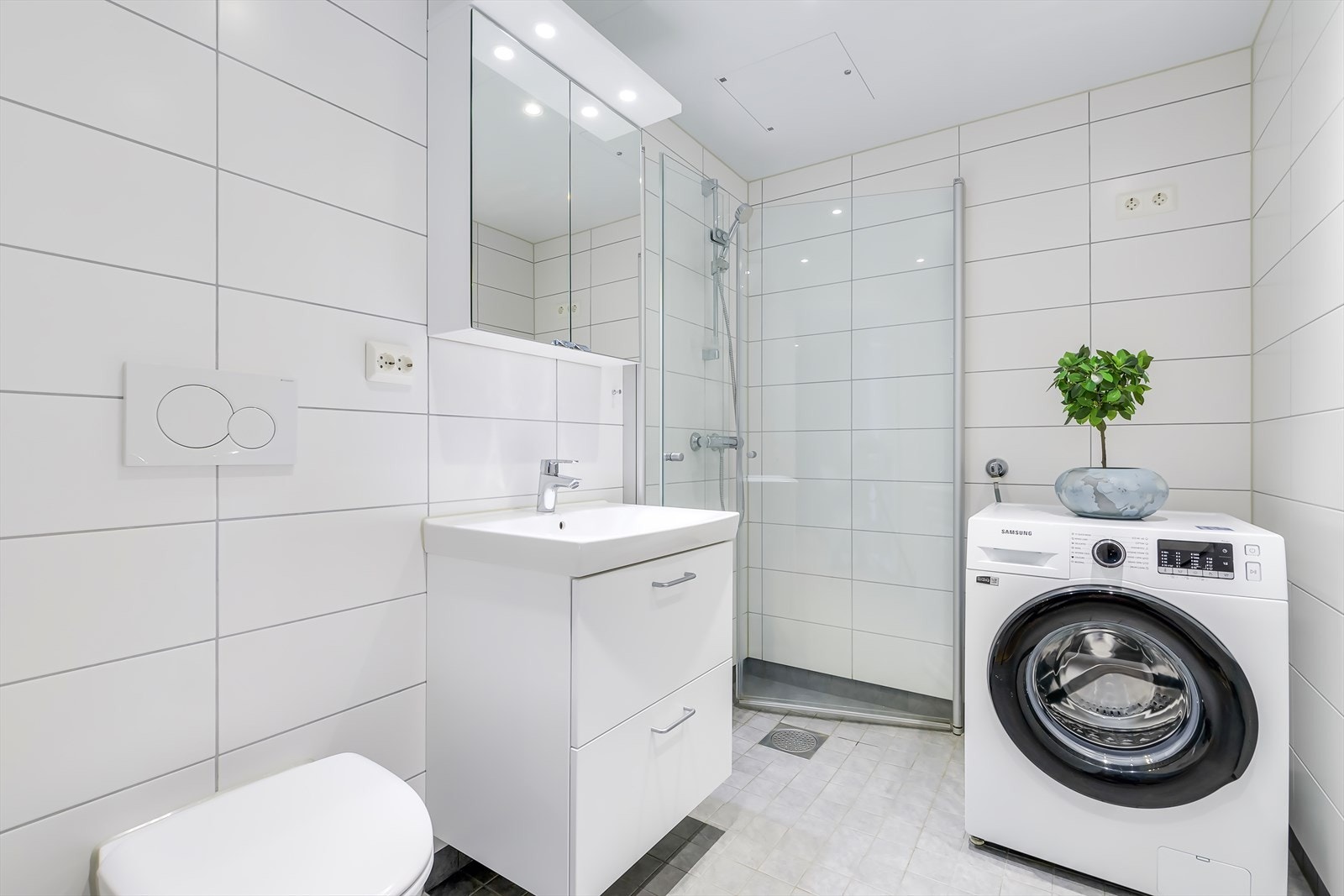 Det delikate badet er flislagt og utstyrt med varmekabler for ekstra komfort. Galleribilde