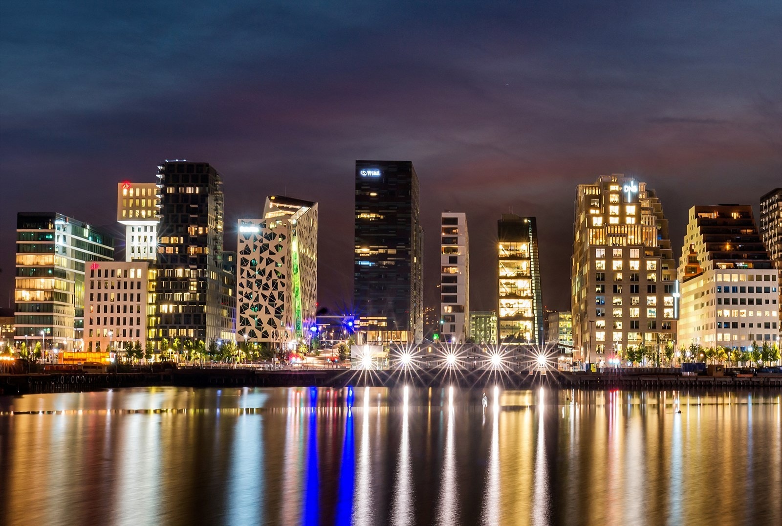 Leiligheten ligger i nærheten av det populære Barcode-området, kjent for sitt moderne arkitektoniske design, trendy restauranter og pulserende atmosfære Galleribilde