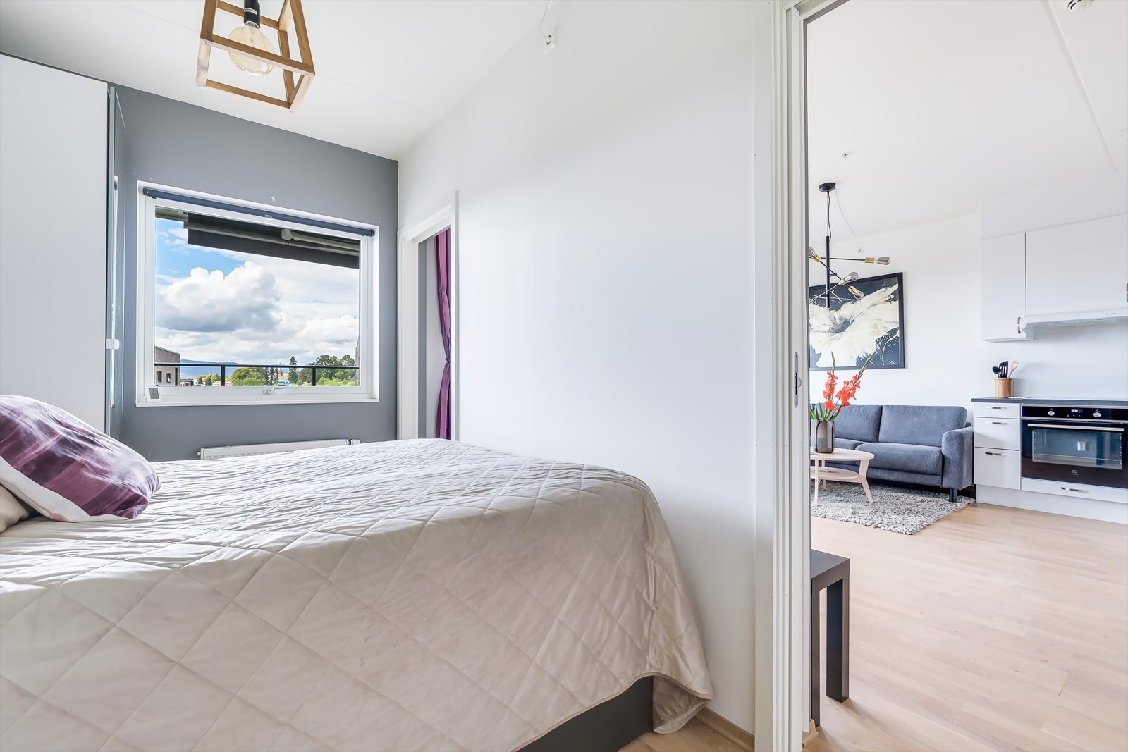 De store vinduene sørger for naturlig lys, mens rommets utforming gir en behagelig atmosfære. Galleribilde