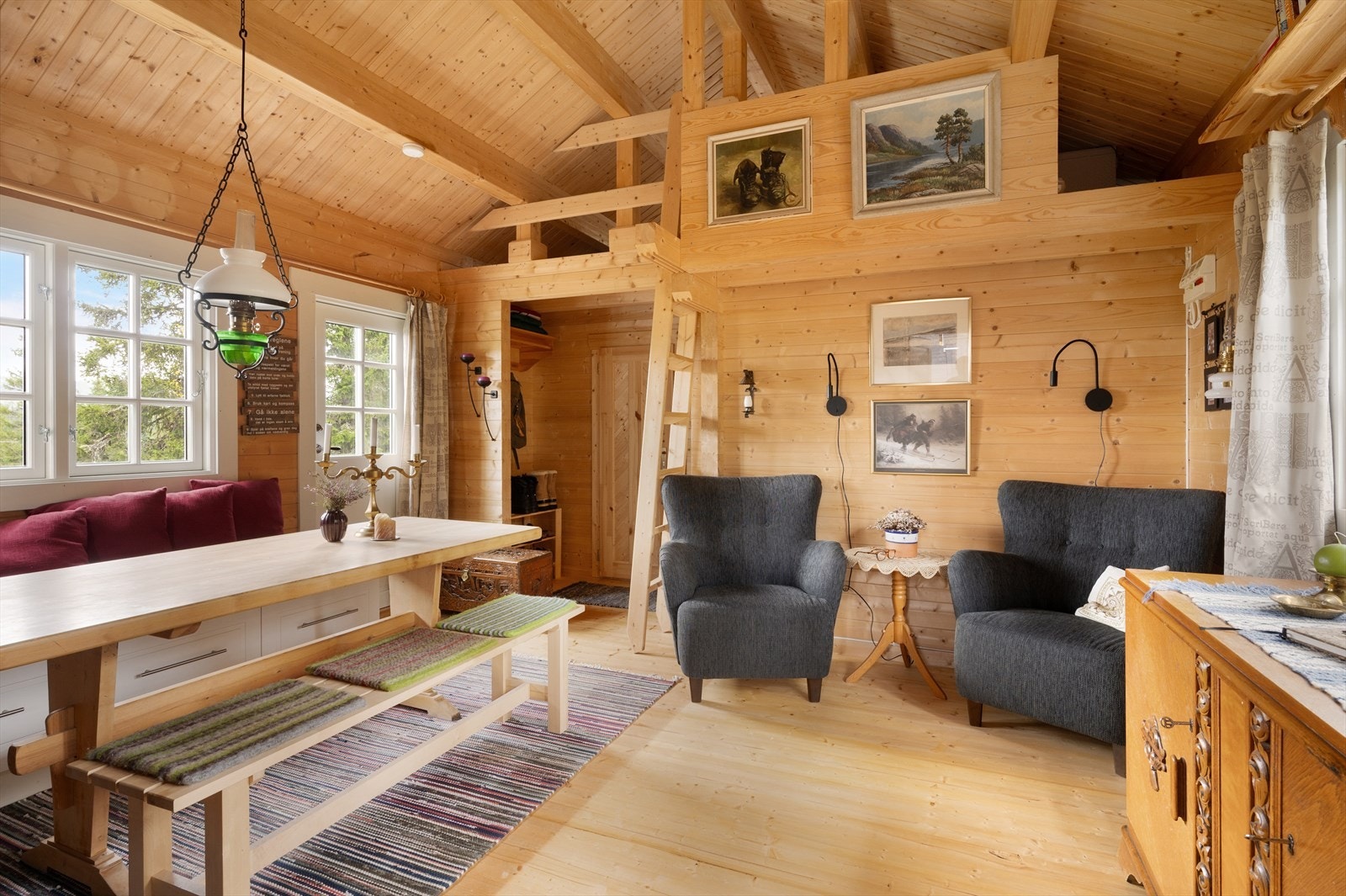 I andre siden av stua er det en hems, som er brukt som soverom. Galleribilde