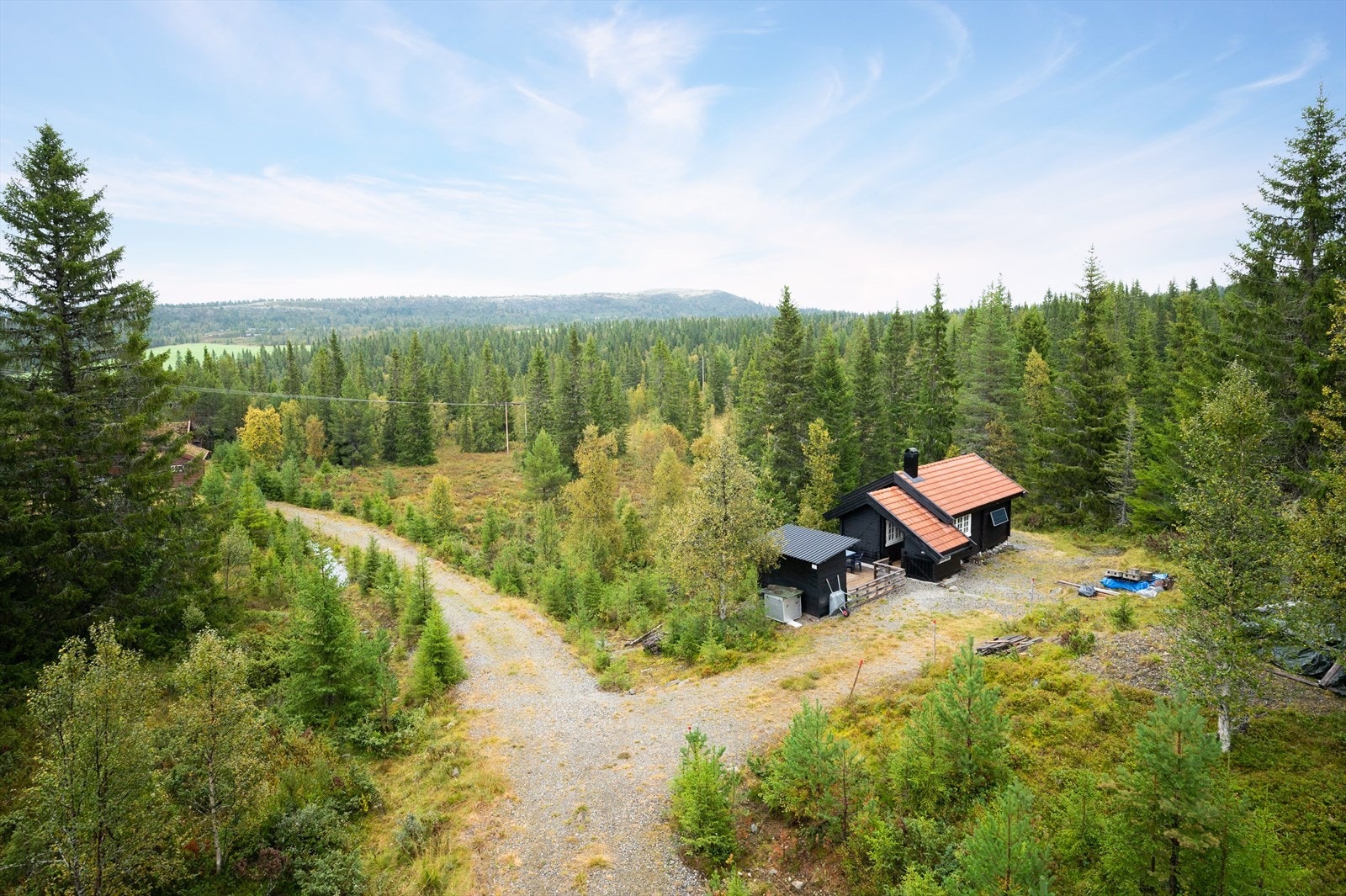 Hytten ligger i et lite hyttefelt i rolige omgivelser. Galleribilde