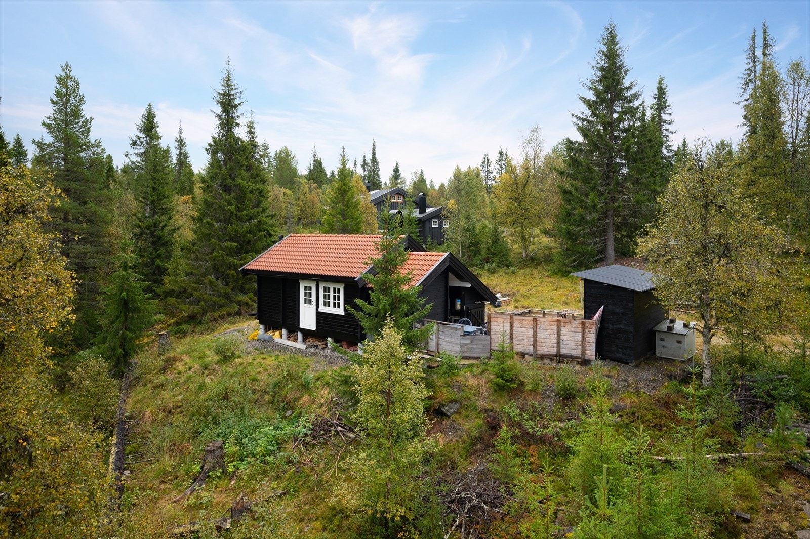 Eiendommen ligger i et område med spredt hyttebebyggelse. Galleribilde