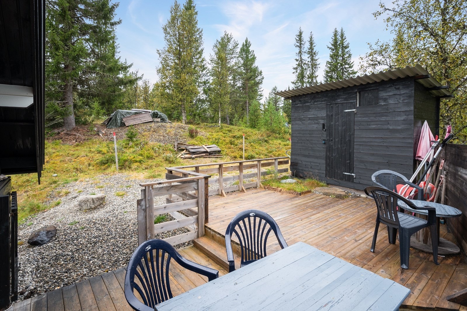 Det er også en platting på eiendommen, hvor det er god plass til utemøbler. Galleribilde