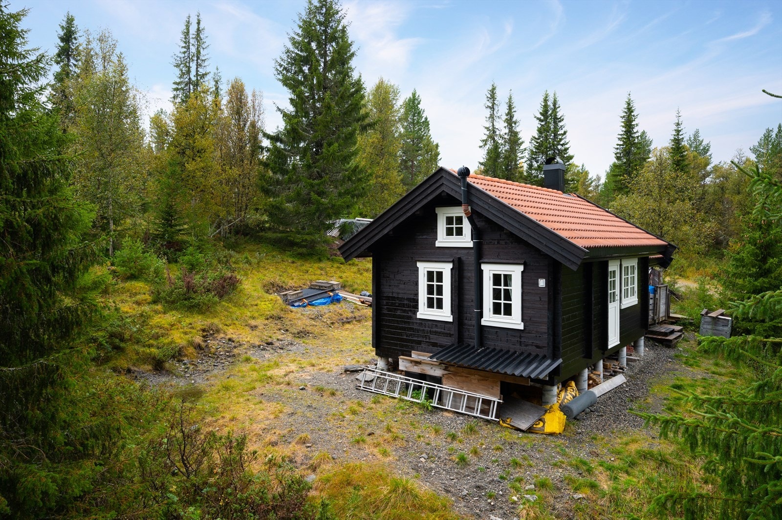 Selv om eiendommen ligger i et område med hyttebebyggelse så ligger den skjermet til. Galleribilde