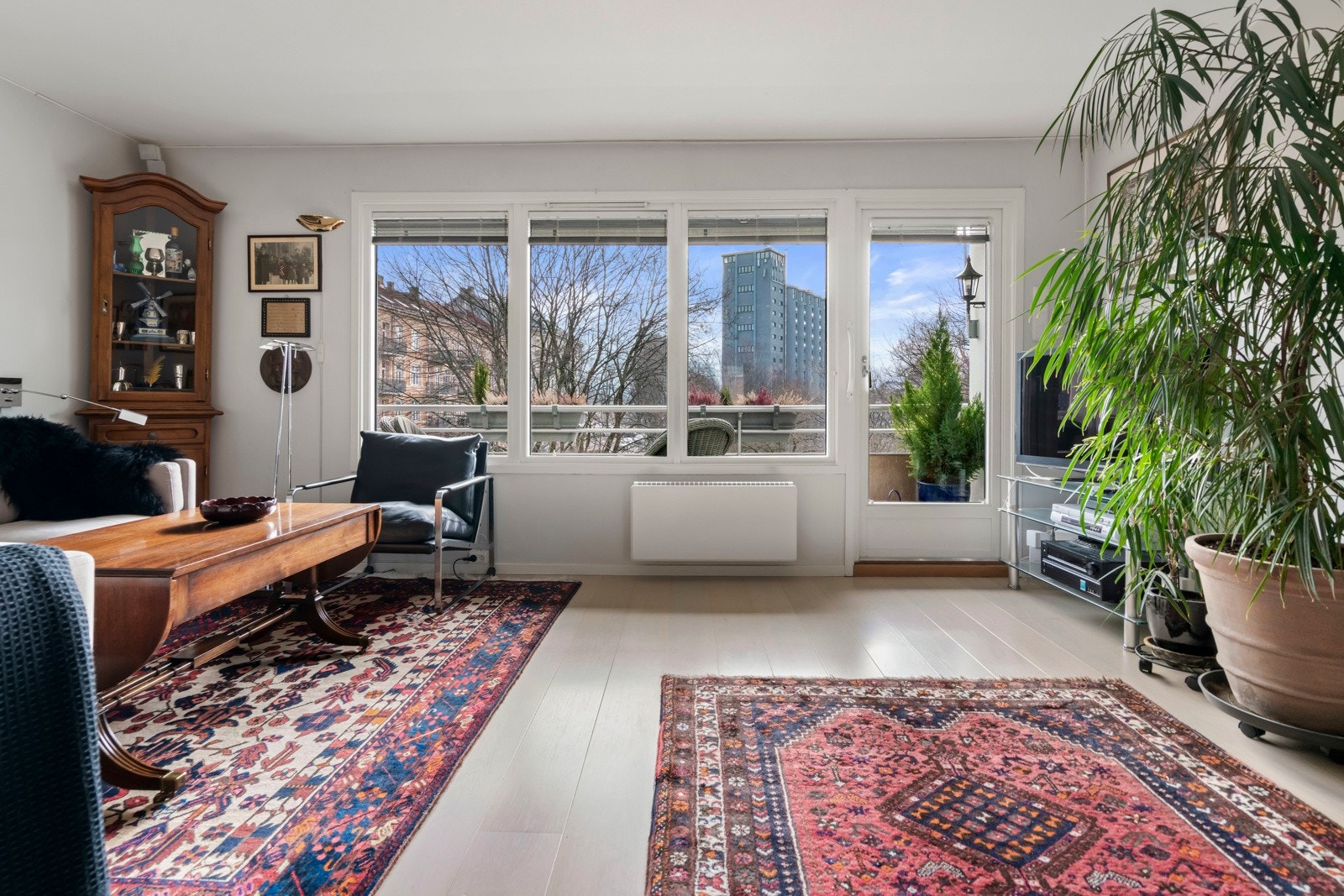 Store vindusflater i tre retninger slipper inn rikelig med dagslys Galleribilde