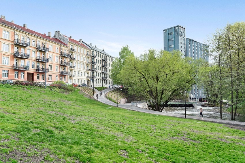 Kuba-parken har man rett utenfor døra og det er kort spasertur langs elva til Mathallen Galleribilde