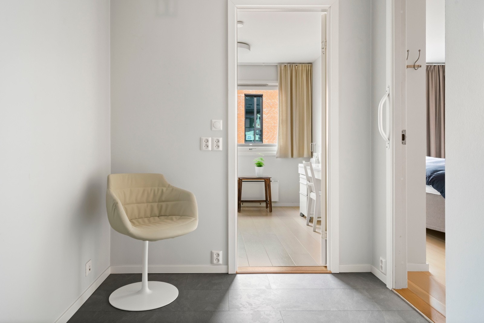 Entréen er det god plass til å henge fra seg yttertøy og sko Galleribilde