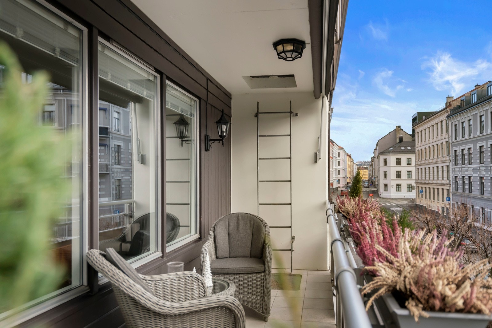 Fra stuen er det utgang til en romslig, sydvendt balkong med motorisert markise, perfekt for solrike dager. Galleribilde