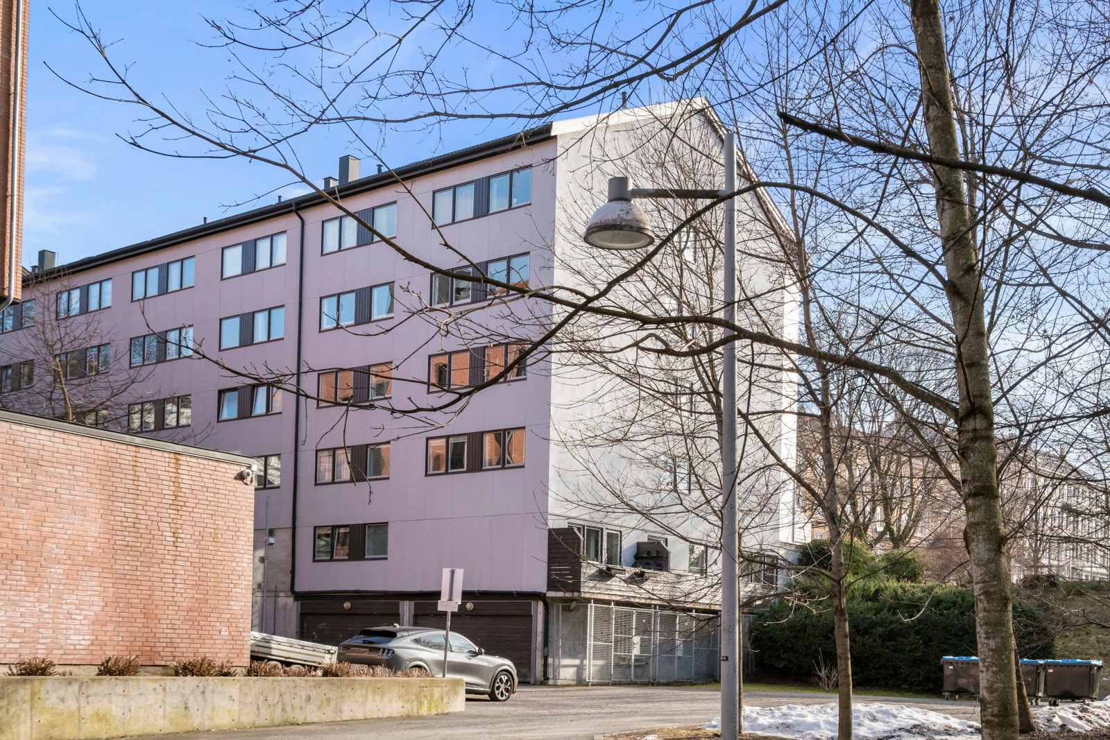 Fasaden fra elvesiden. Her har også borettslaget egne gjesteparkeringsplasser. Galleribilde