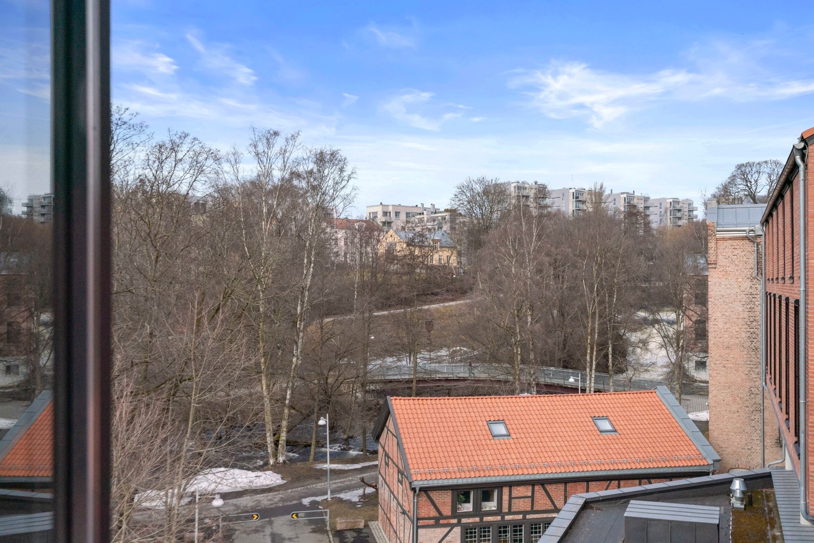 Utsikten venter på at våren skal gjøre den grønn og frodig Galleribilde