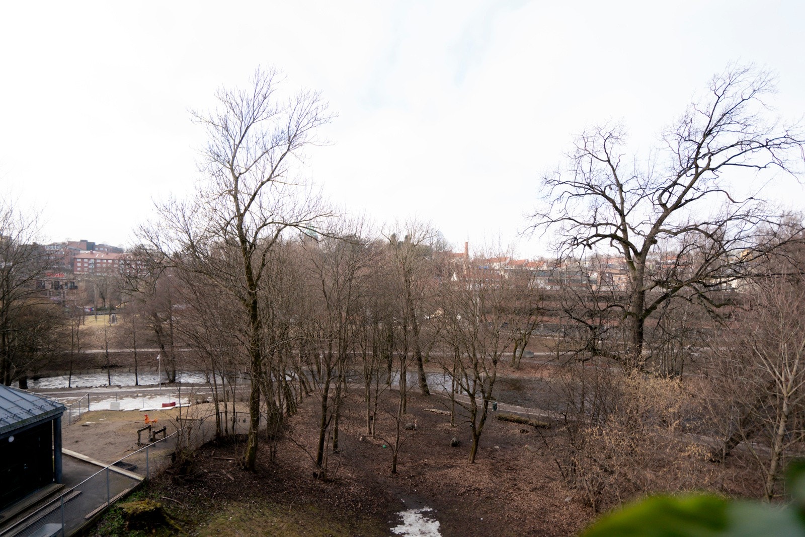 Utsikten venter på at våren skal gjøre parkområdet langs elva grønn og frodig Galleribilde