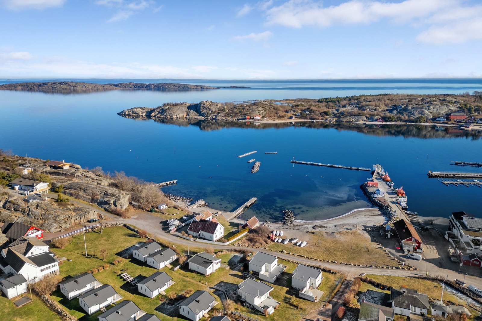 Her er det butikker, kaféer, galleri, restauranter som Havnesjefen og Solsiden som er velkjente spisesteder og fiskemottak med utsalg av fiskeriprodukter, samt losstasjonen for Ytre Oslofjord. Galleribilde
