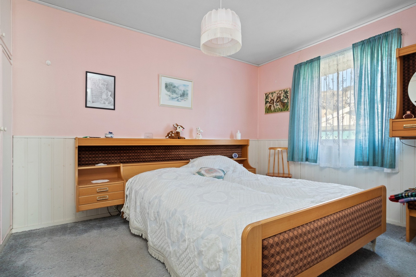 Hovedsoverommet er det god plass til dobbeltseng med tilhørende nattbord, og rommet har et plassbygd garderobeskap. Galleribilde