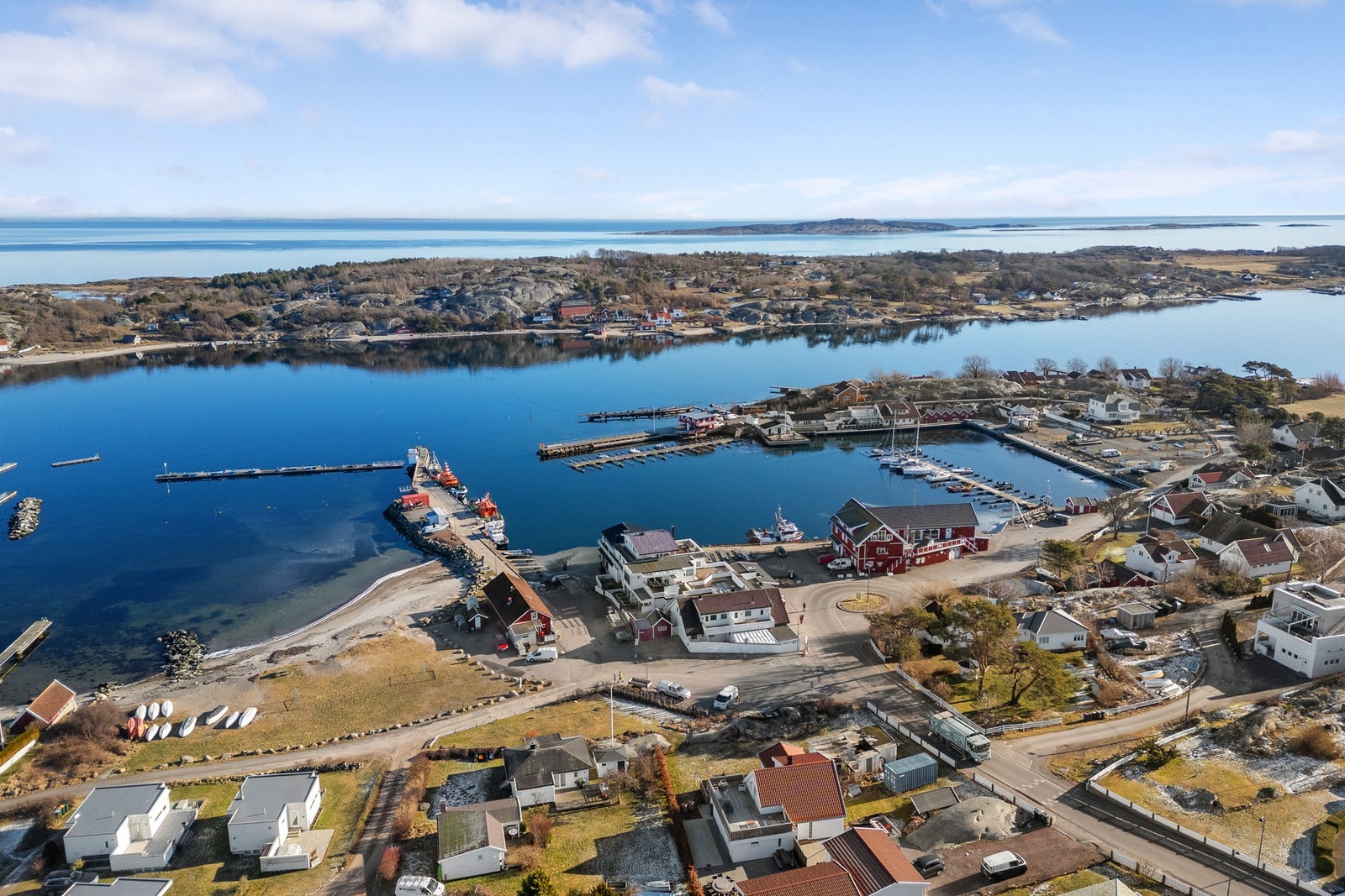 På Hvasser er det stedet Sandøsund eller Krukehavn som er sentrum. Galleribilde