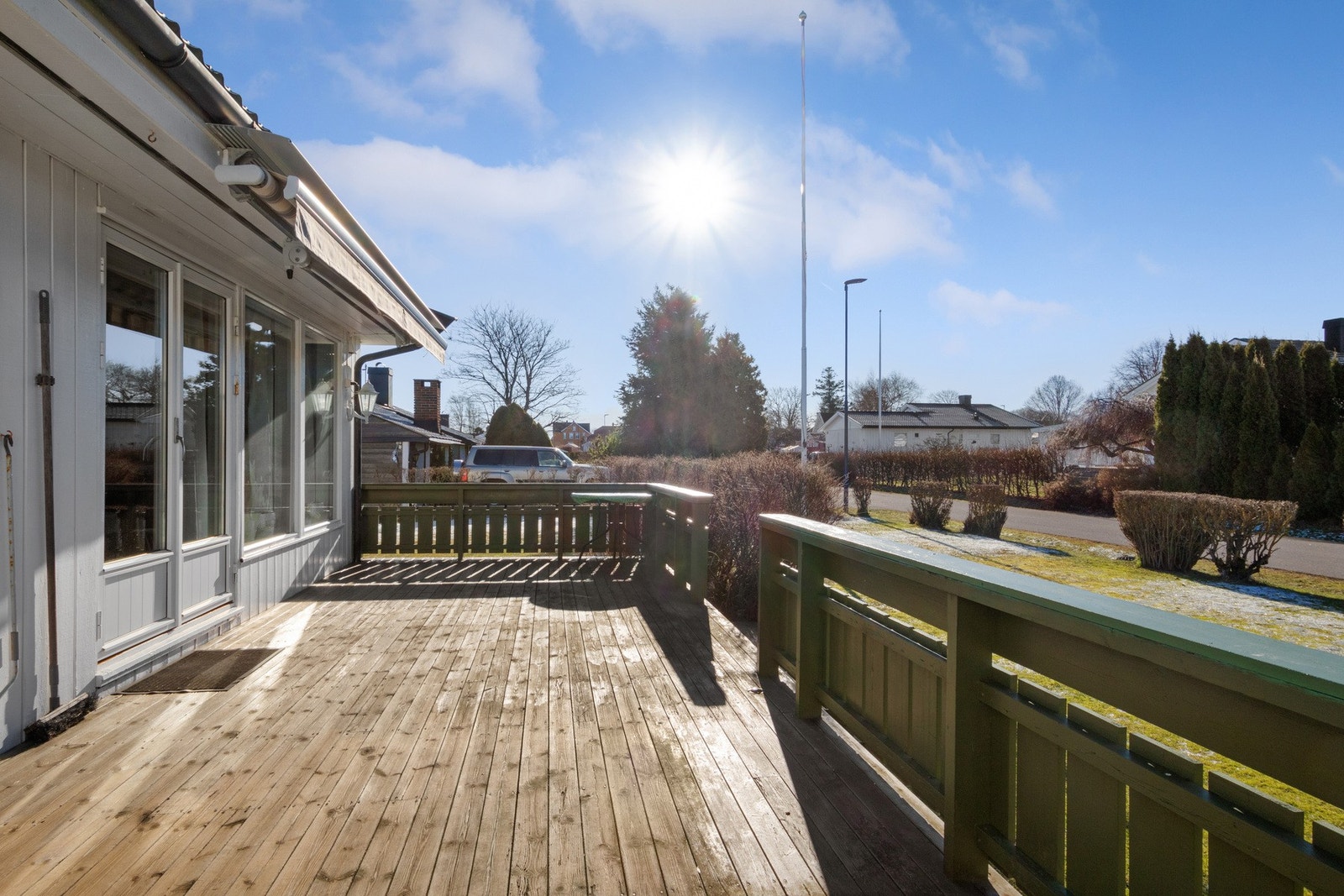 Terrassen har markise og trapper ned til hagen. Galleribilde