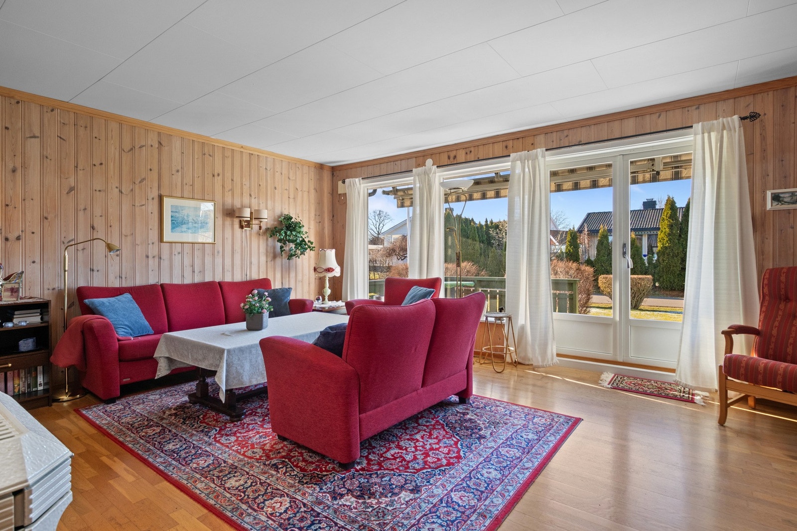 Romslig stue med gode lysforhold. Galleribilde