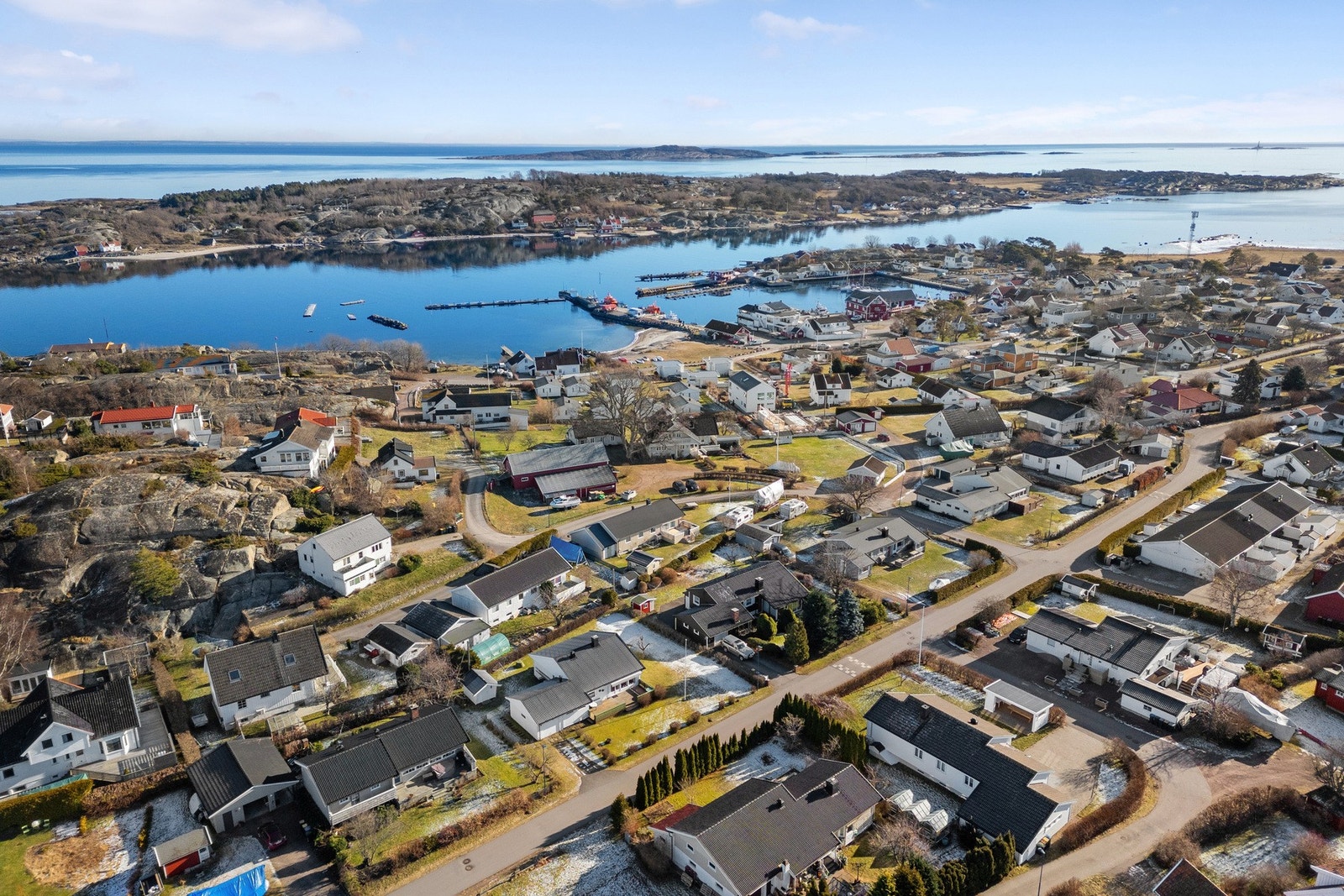 Her bor man nært sjøen, med kort gangavstand til dagligvare, brygger og flotte turmuligheter. Galleribilde