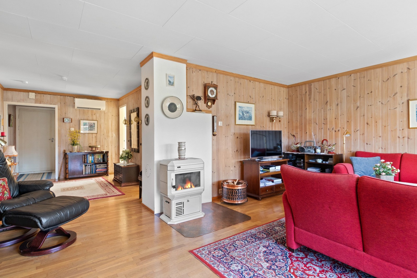 Med både ildsted og varmepumpe får man det lunt og godt i stuen. Galleribilde