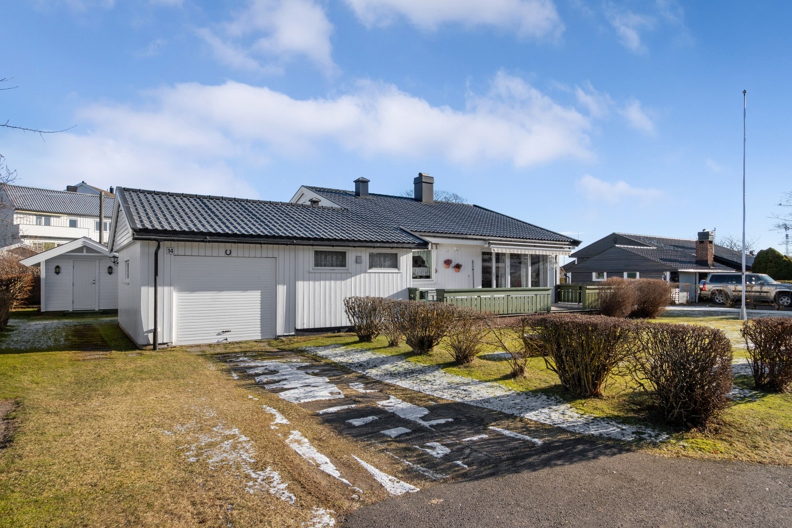 Tomten er romslig og tilnærmet flat, opparbeidet med gressplen, hekk, busker, flaggstang og diverse beplantning. Galleribilde