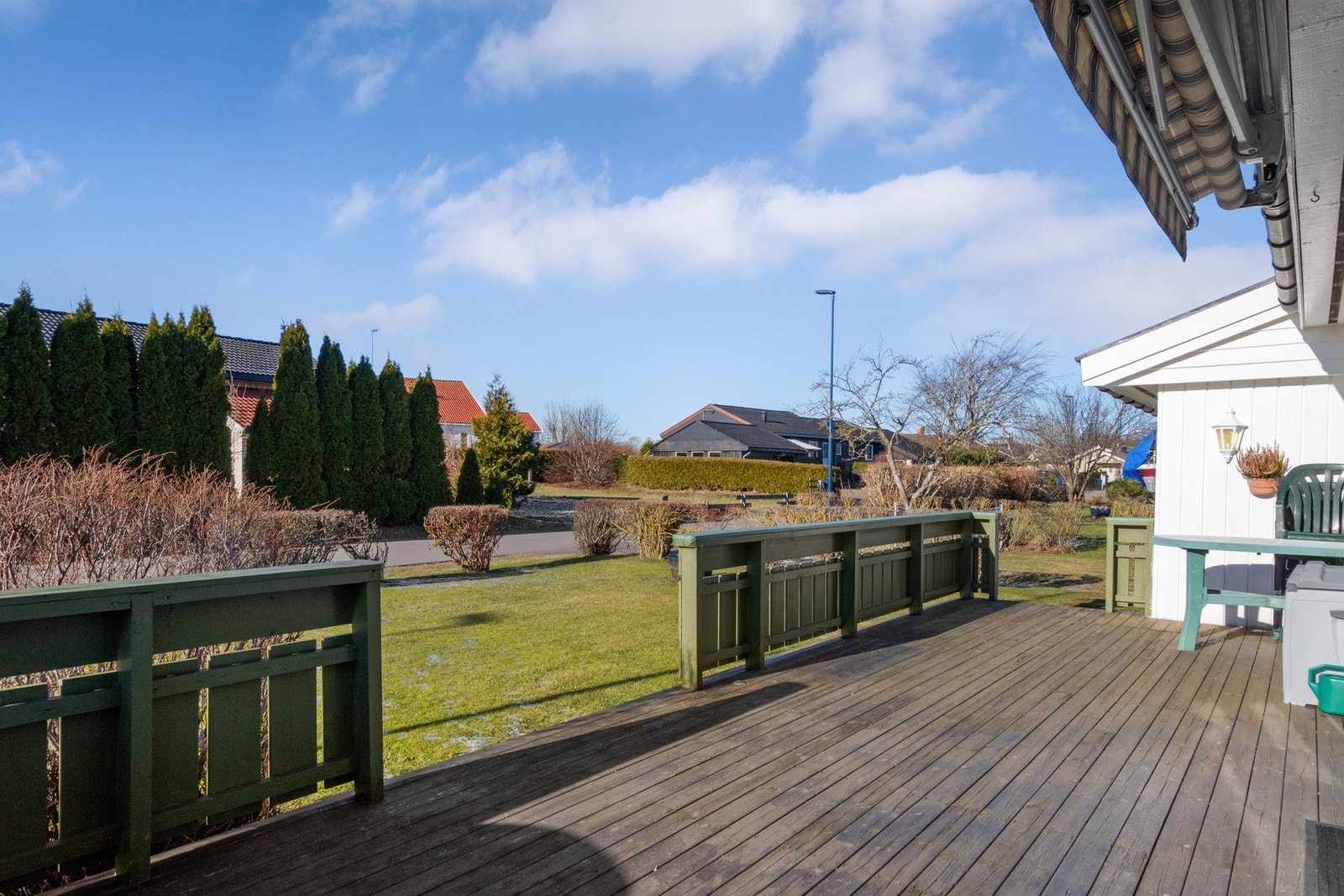 Fra stuen er det utgang til en herlig veranda på ca. 25 kvm. Galleribilde