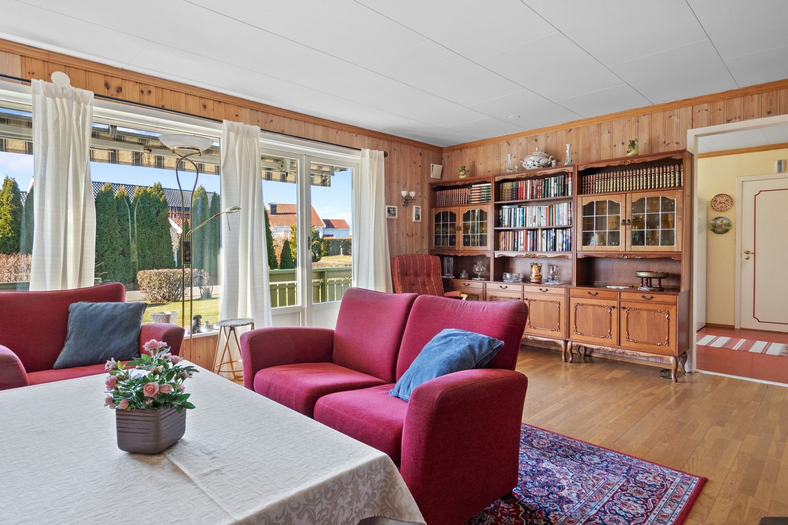 Vinduene inkluderer en tofløyet glassdør til verandaen, og sommerstid er det deilig å trekke ut for både avslapning og middager i varmen. Galleribilde