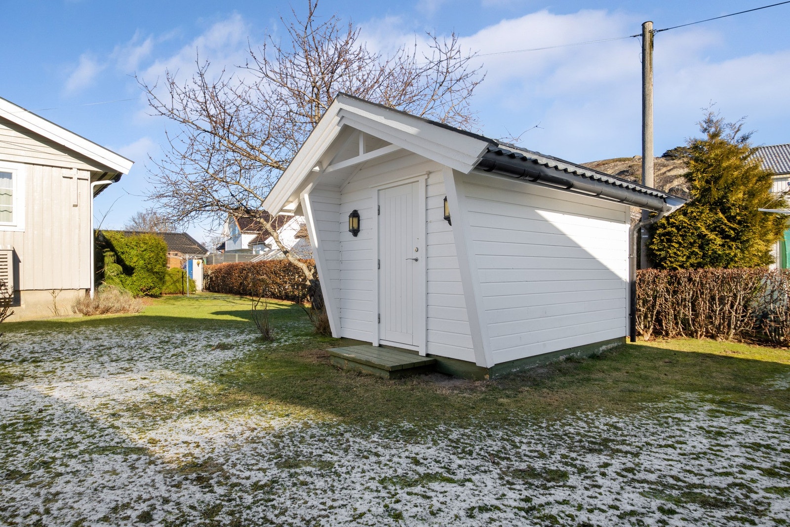 En frittstående bod i hagen gir praktisk lagring utendørs. Galleribilde