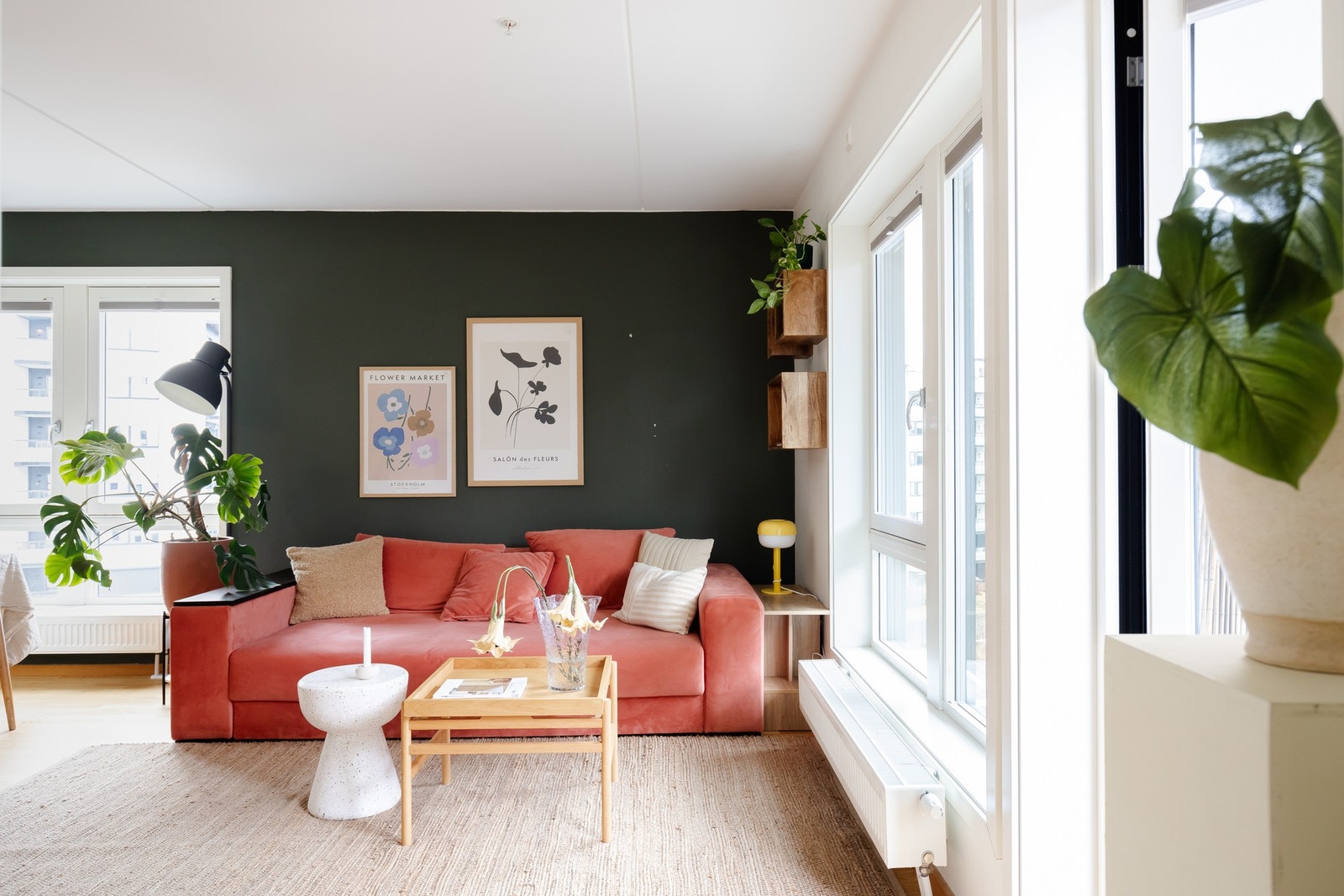 Stuen har vinduer på to sider, som slipper inn rikelig med naturlig lys fra store vindusflater. Dette gir rommet en lys og luftig atmosfære! Galleribilde