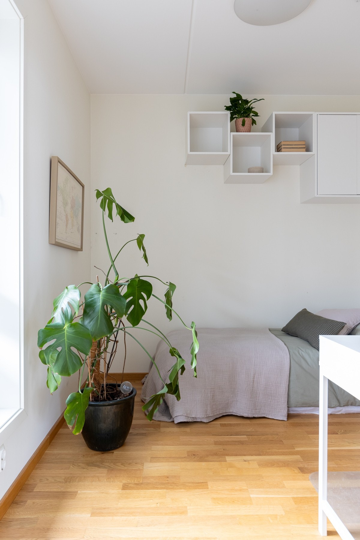 Boligens andre soverommet har plass til seng, kontorpult og oppbevaringsmøblement. Galleribilde