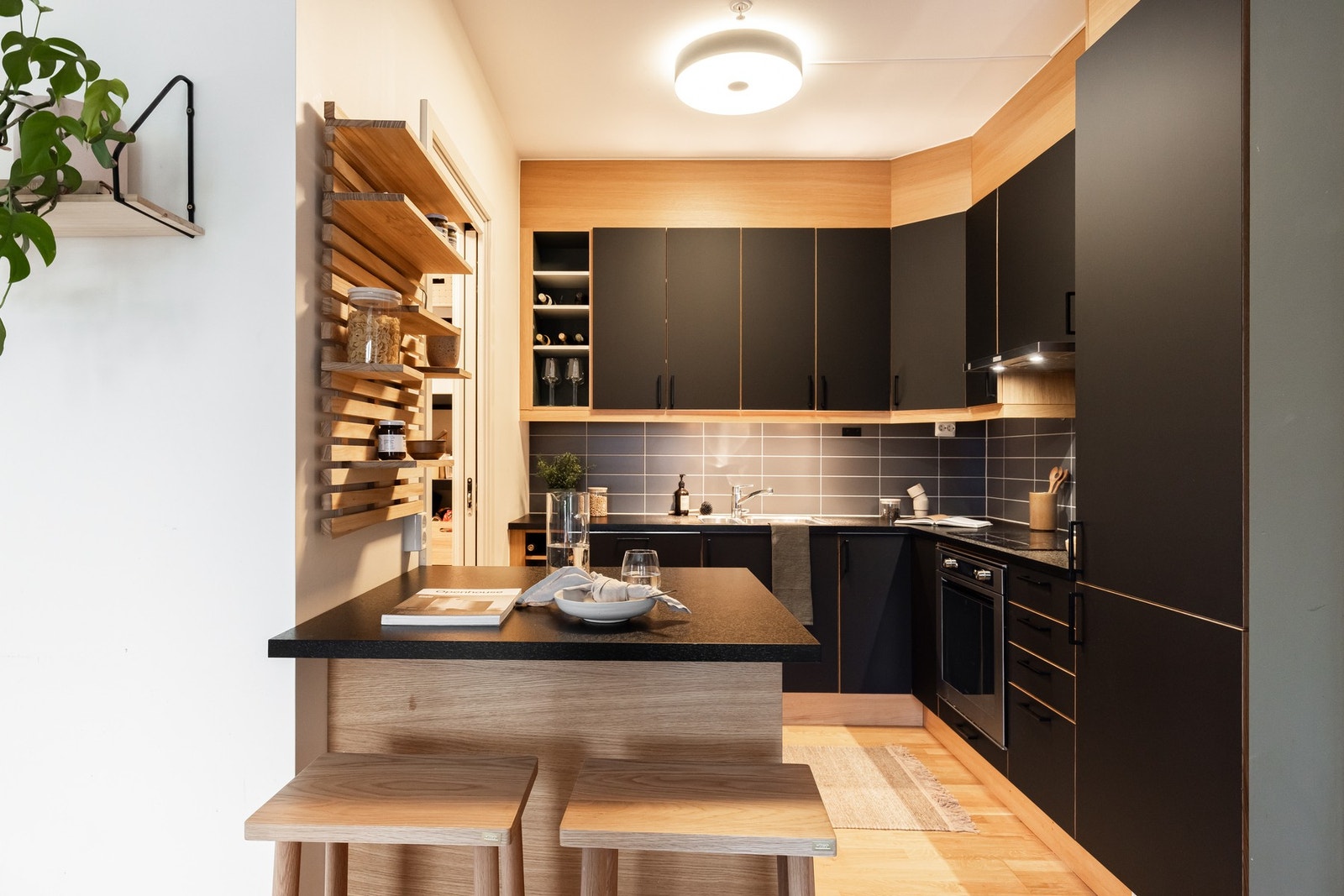 Kjøkkenet har gode arbeidsvilkår med mye benkeplass og god oppbevaringsplass i skap og skuffer. Galleribilde