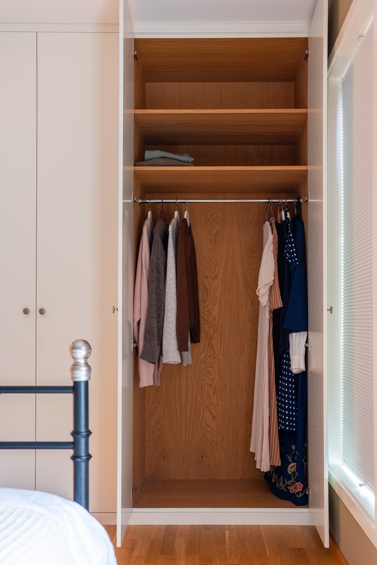 Garderobeinnredningen er i oljet eik og har praktisk utforming. Galleribilde