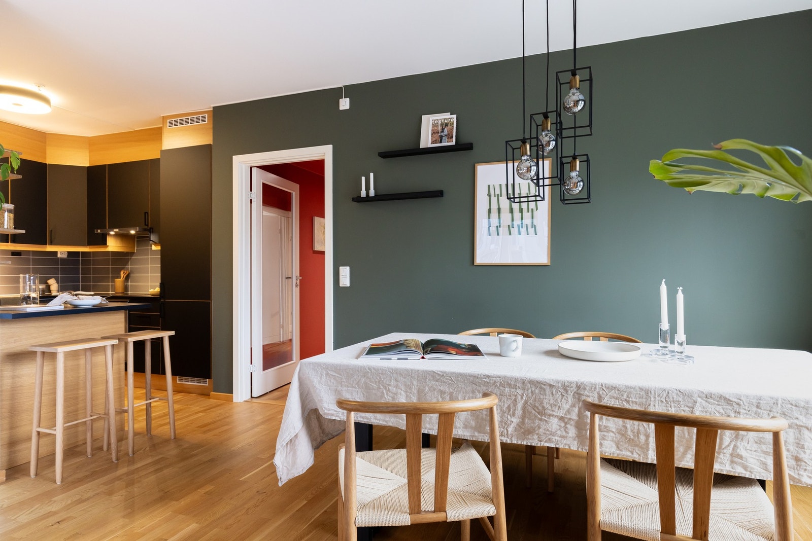 Stue og kjøkken ligger i en delvis åpen løsning. Galleribilde