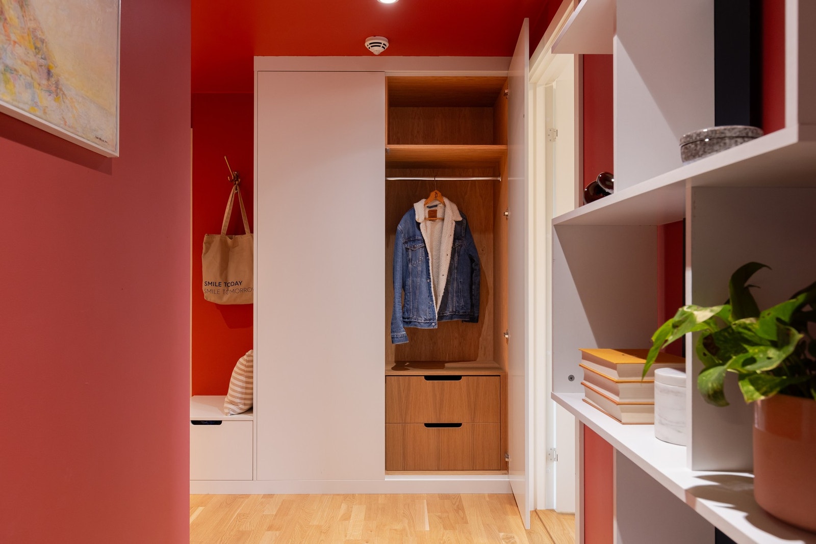 Lekker plassbygget garderobeløsning med innredning av oljet eik. Galleribilde