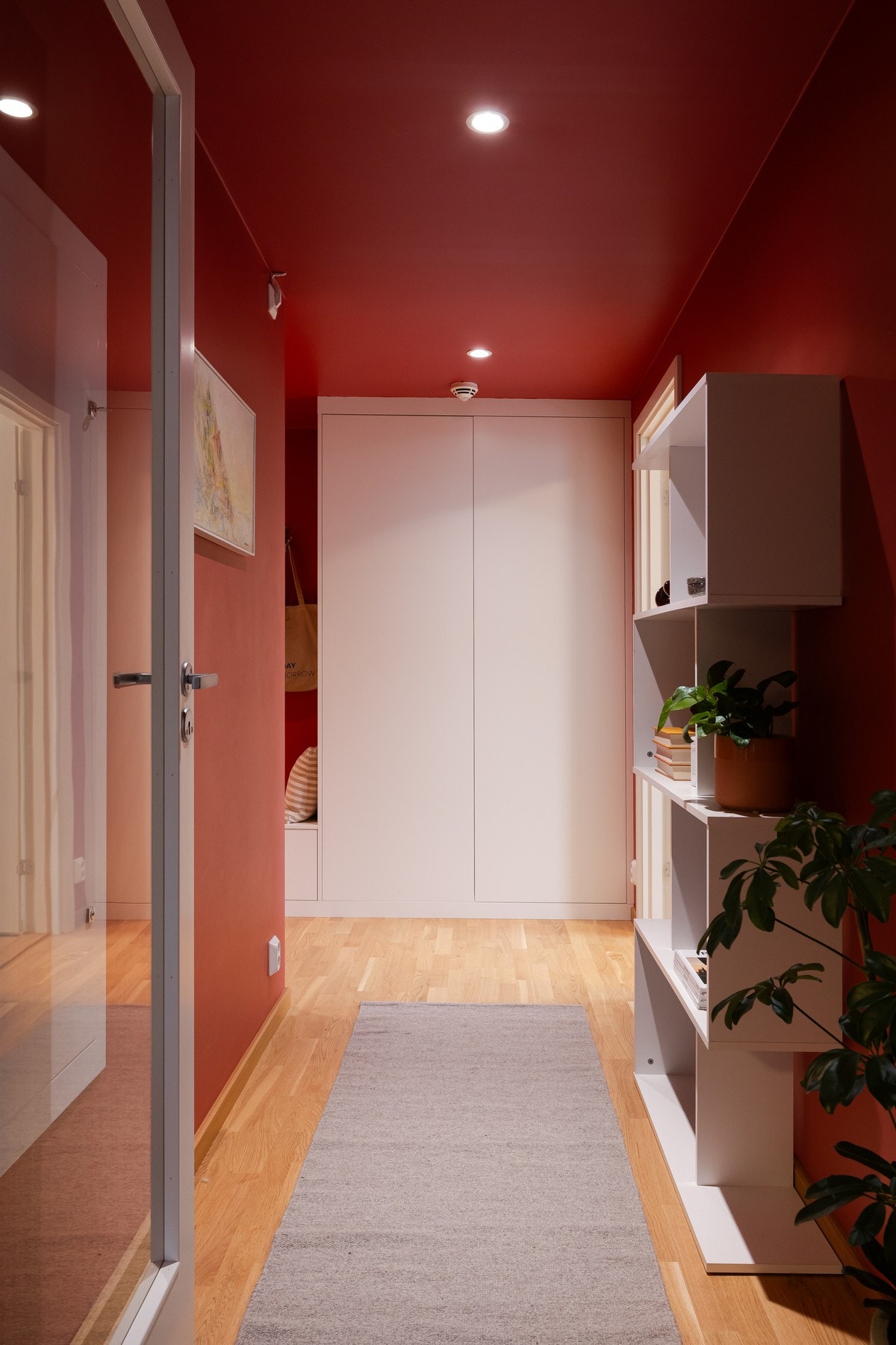 Det første som møter deg i leiligheten er en romslig og innbydende entré hvor det er god plass til å henge fra seg yttertøy og sette fra seg sko. Galleribilde