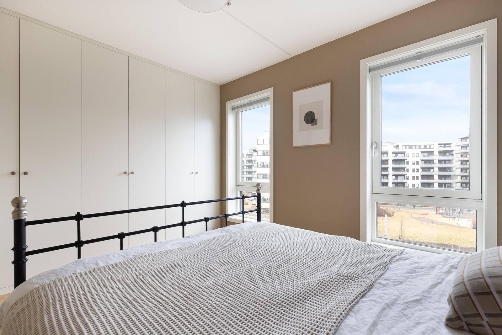 Soverom og entré har meget fine plassbygde garderobeløsninger. Galleribilde