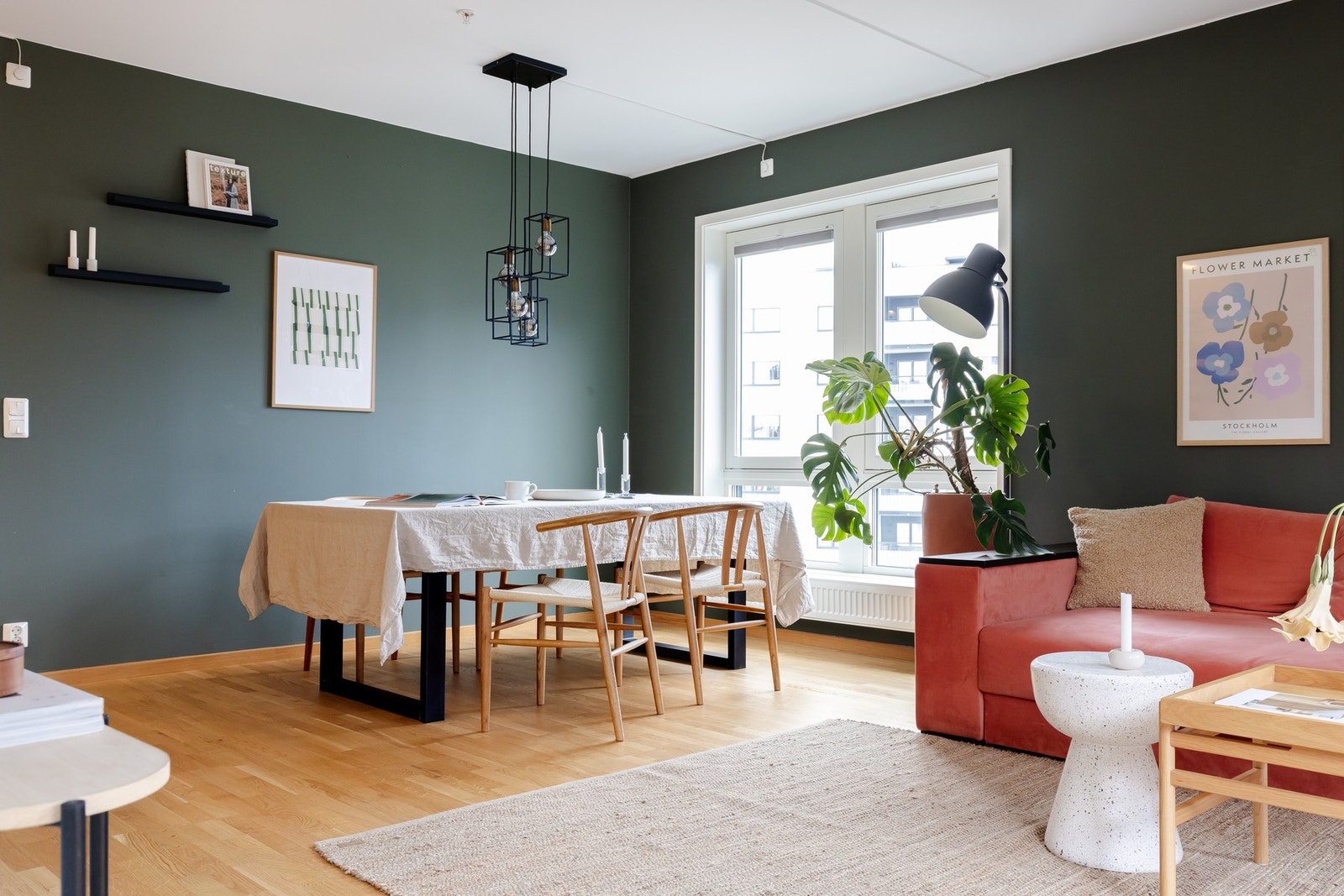 Det er god plass til en stor spisestue hvor du enkelt kan dekke på til seks og åtte stykker. Galleribilde