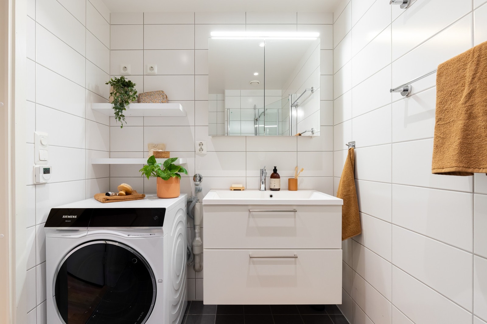 Badet har gulvvarme og downlights i himling Galleribilde