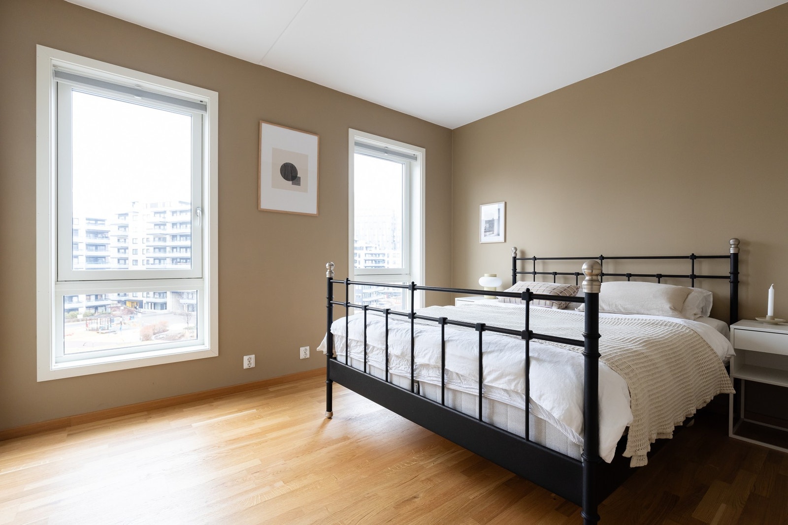 Hovedsoverommet er av god størrelse med plass til dobbeltseng og tilhørende nattbord. Galleribilde