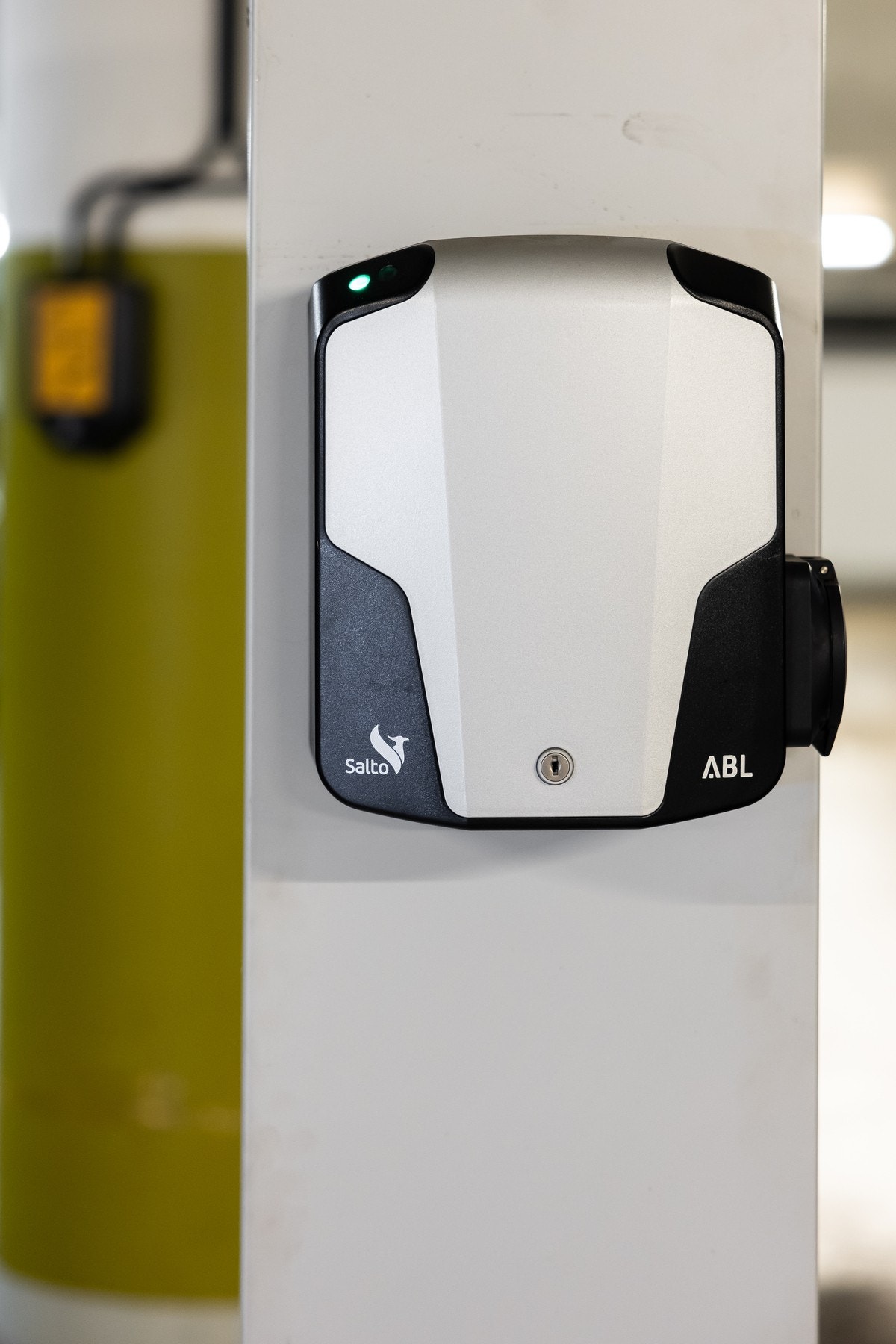 Det er montert elbil lader. Galleribilde