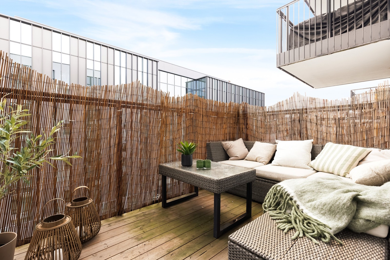 Balkongen har fin plass for balkongmøblement, grill og beplantning. To etasjer opp har du tilgang på borettslagets felles takterrasse med panoramautsikt og sol fra morgen til kveld. Galleribilde