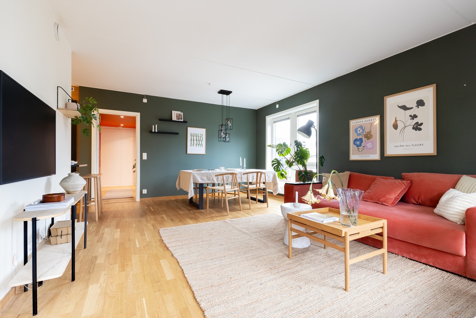 Leiligheten er malt i moderne farger og har parkettgulv. Det er montert plisségardiner på alle vinduer. Galleribilde