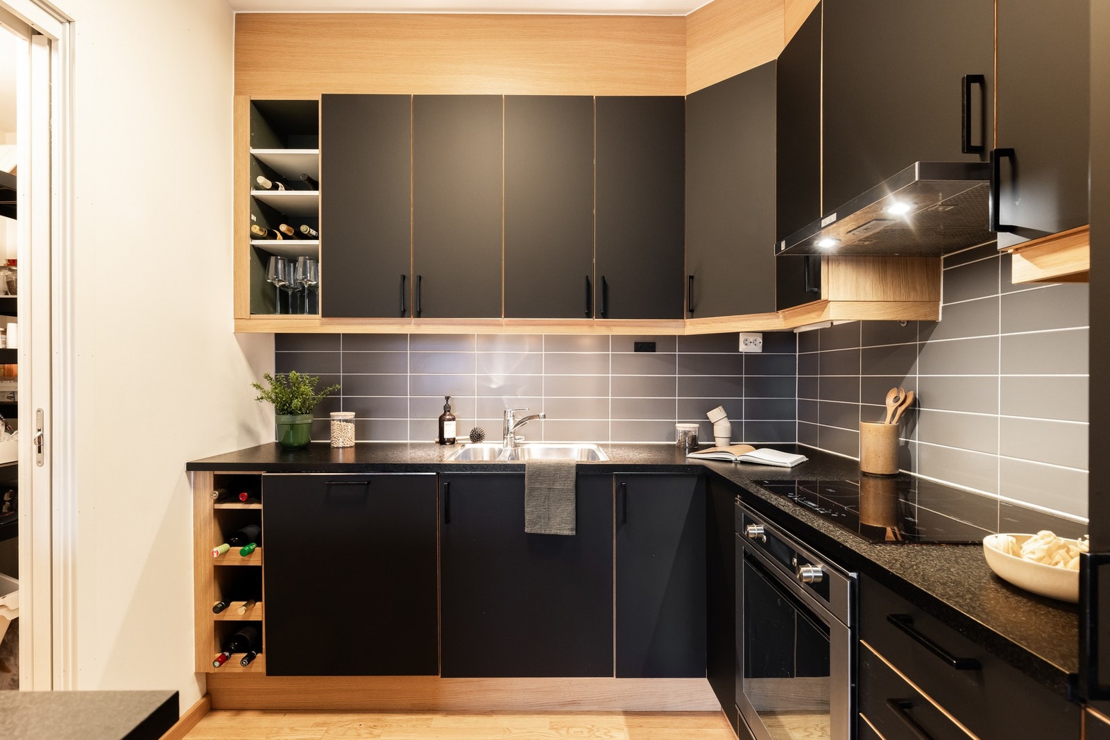 Integrerte hvitevarer som stekeovn, platetopp, oppvaskmaskin, kjøl/frys medfølger. Galleribilde