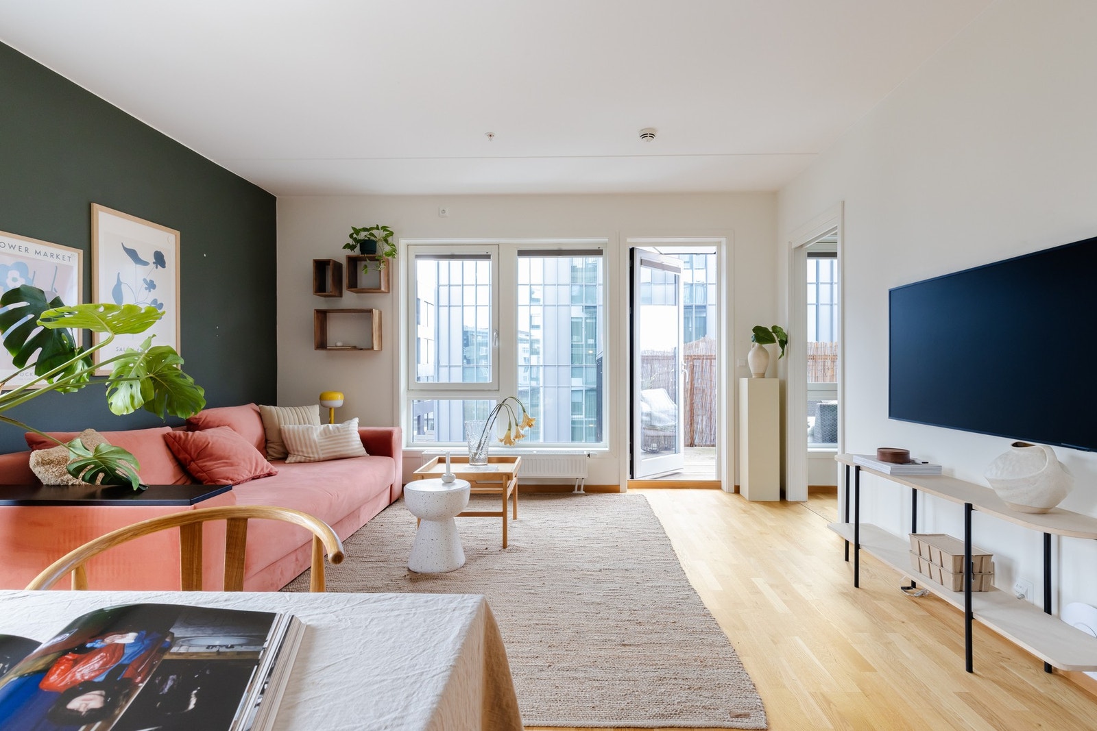 Rommet har en fin planløsning som gir en naturlig inndeling i ulike soner med plass for sofa med tilhørende møblement samt spisestue. Galleribilde