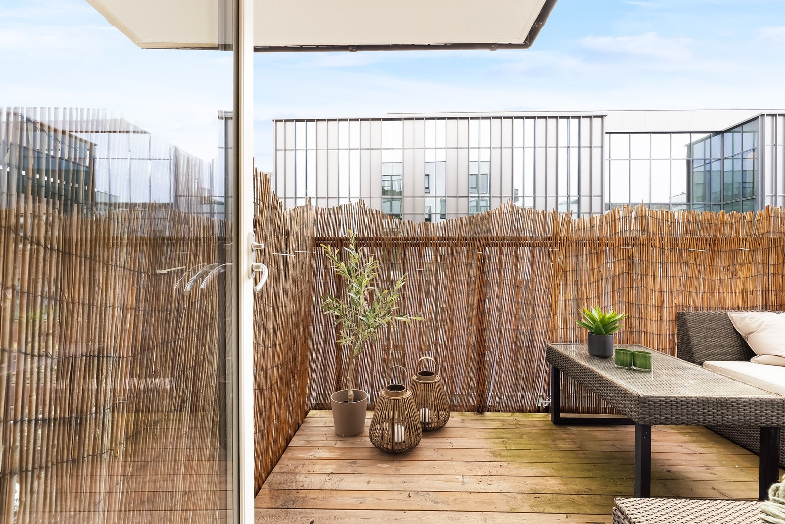 Her får du gleden av en sydøstvendt balkong på 7 kvm. På sommerstid får du gode solforhold med solen fra tidlig morgen til rundt kl. 13-14. Galleribilde